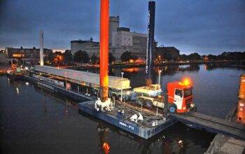 KOUDEKERK  AAN DEN RIJN - Elke nacht vertrekt er uit de betonfabriek van Spanbeton in Koudekerk aan den Rijn een tweetal vrachtauto's met liggers van ruim 40 meter lengte voor de aanleg van een 3,3 kilometer lange fly-over voor de verlengde A5 bij Amsterdam.  Bij de fabriek wordt elke avond een tijdelijke Maxima brug over de Oude Rijn gelegd om de liggers te kunnen transporteren. Gedurende ongeveer 90 weken  rijdt Transportbedrtijf van der Meijden de 145 ton zware liggers naar hun bestemming. Op de foto het transport over de tijdelijke oeververbinding.